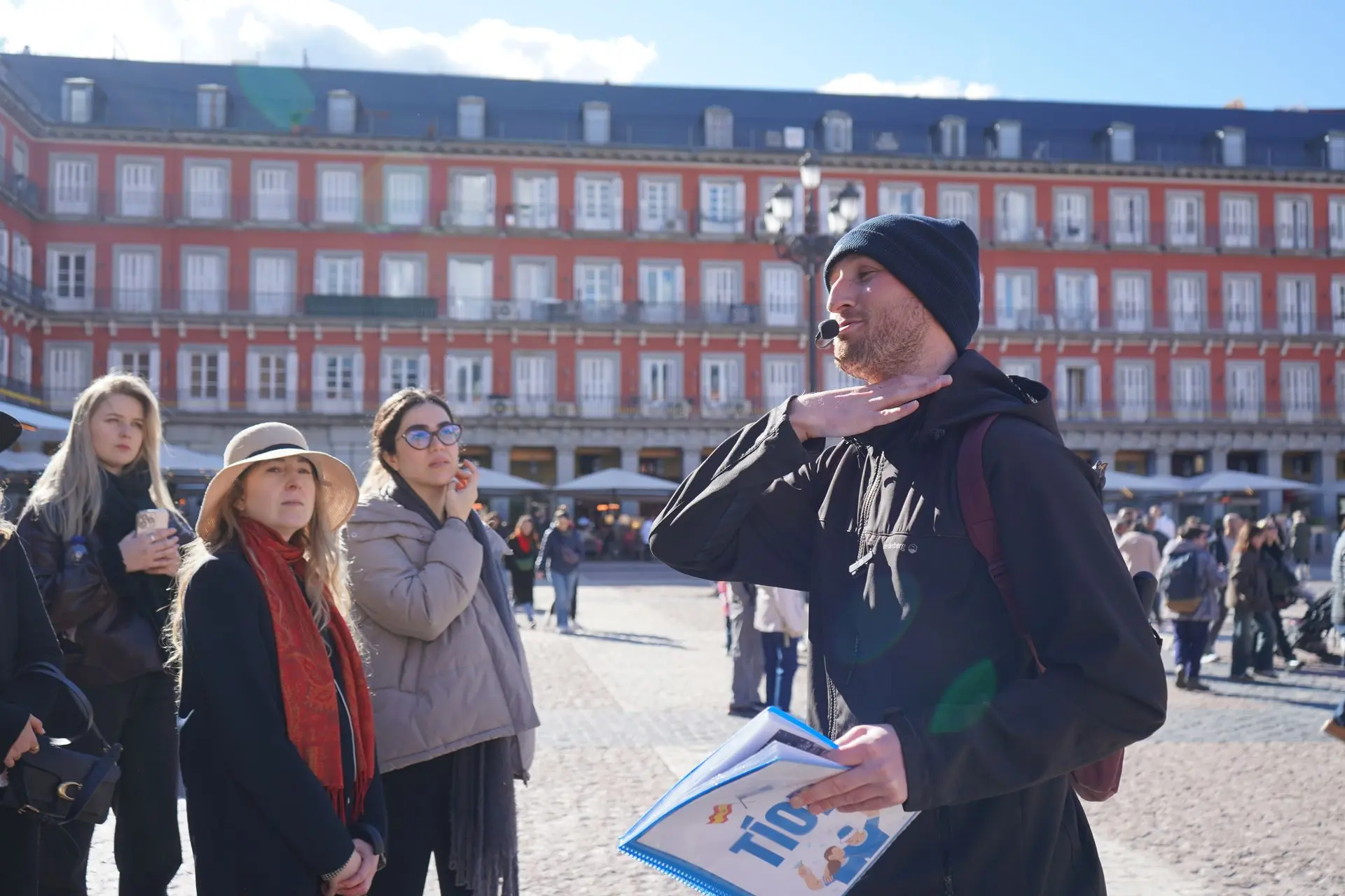 Guía de Tío Tours explicando la historia de la Plaza Mayor de Madrid a un grupo